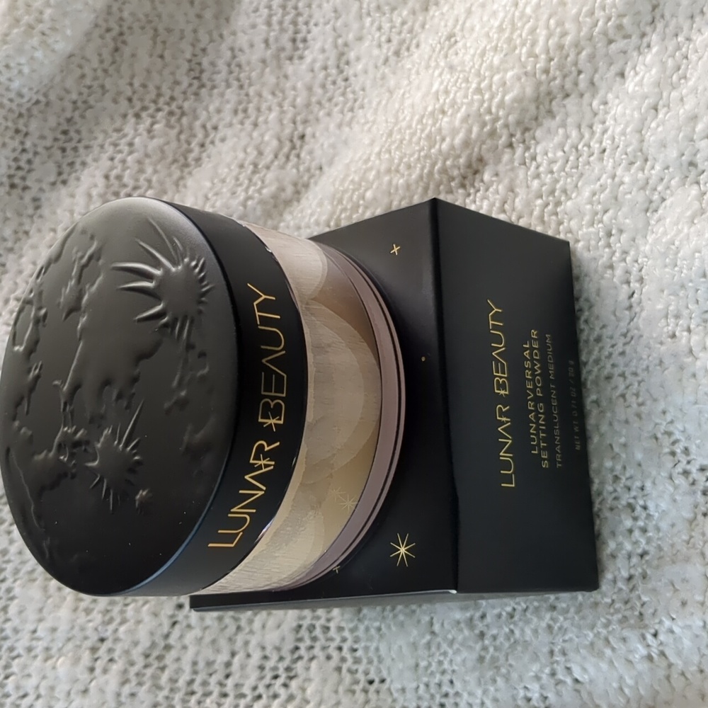 LUNAR BEAUTY LUNARVERSAL Setting Powder w/Puff in Medium, 20g/0.71oz - Picture 3 of 14